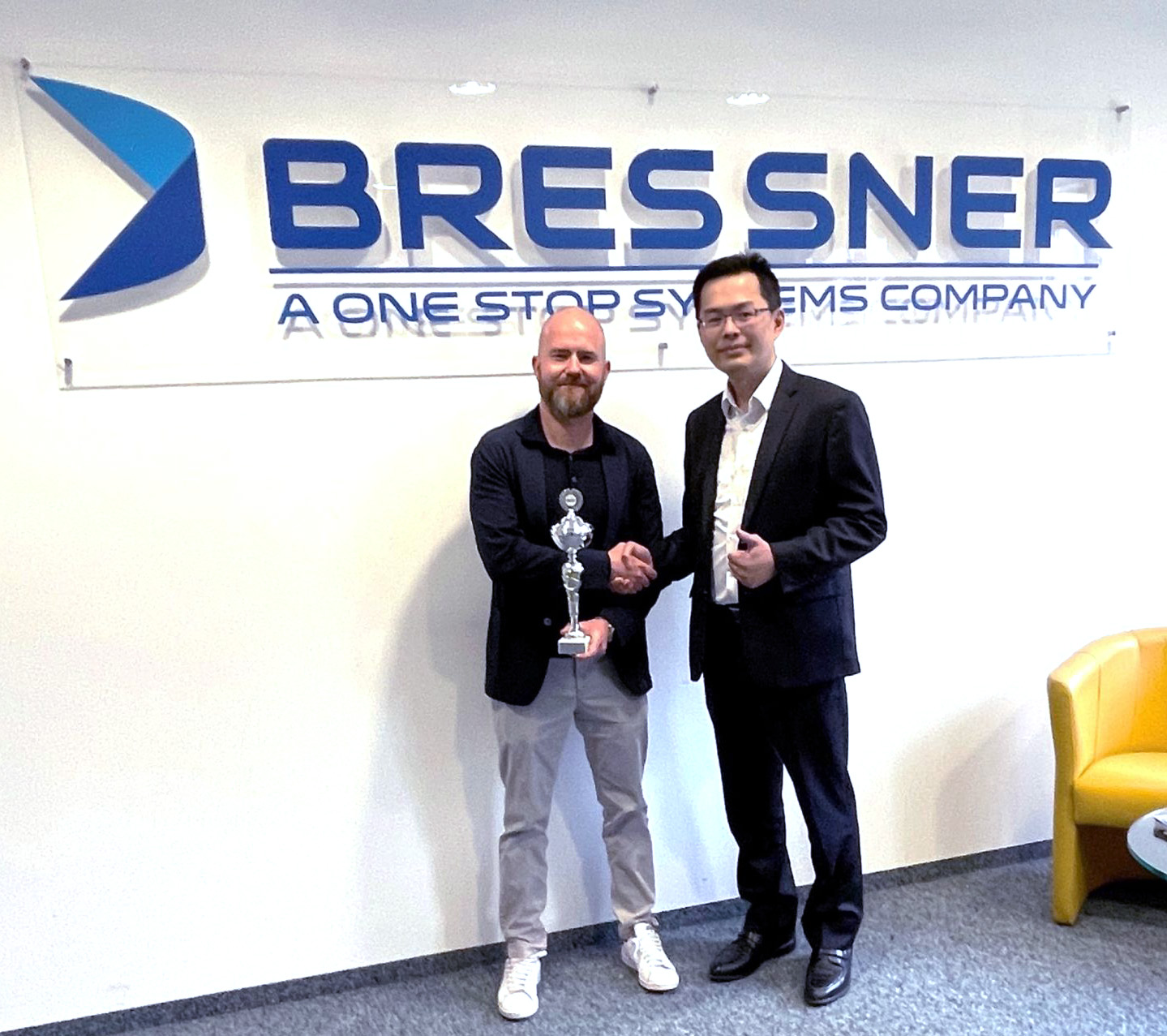 Victor Lai, Geschäftsführer von AAEON Europe Inc., überreicht Martin Stiborski, Geschäftsführer von BRESSNER Technology GmbH, den diesjährigen AAEON Chanel Partner Award 